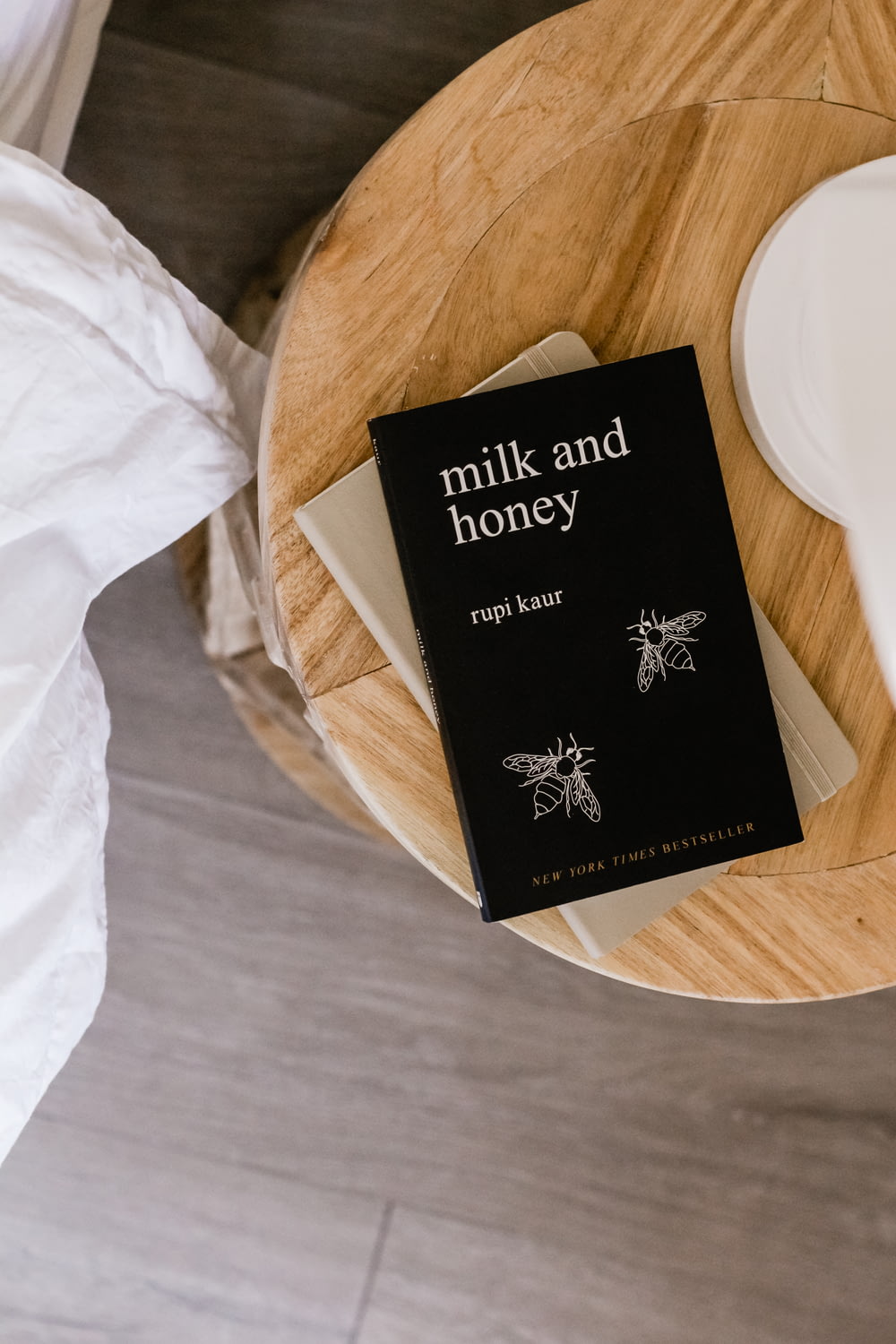 Latte e miele di Rupi Kaur libro sul tavolo