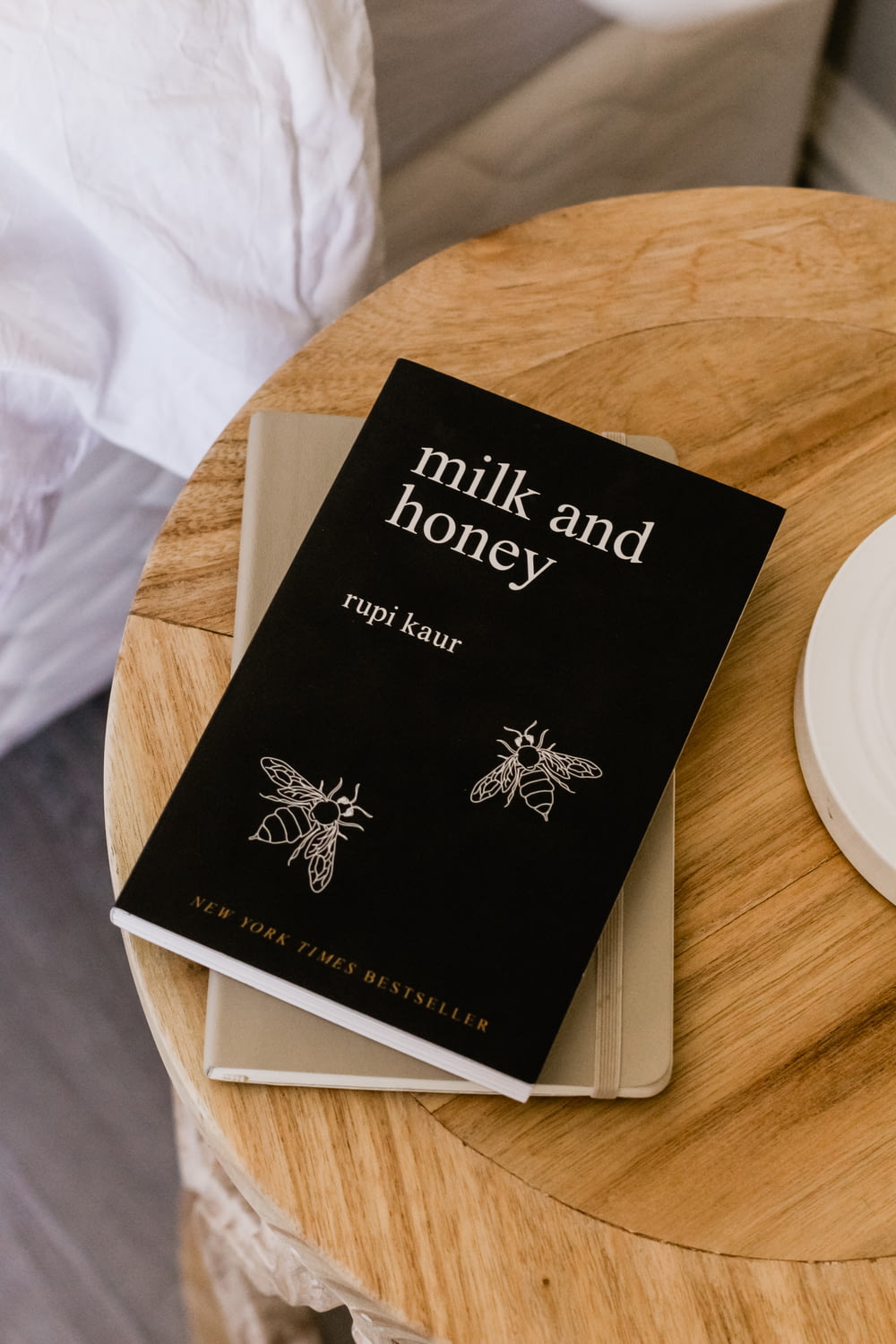 Latte e miele di Rupi Kaur libro sul tavolino