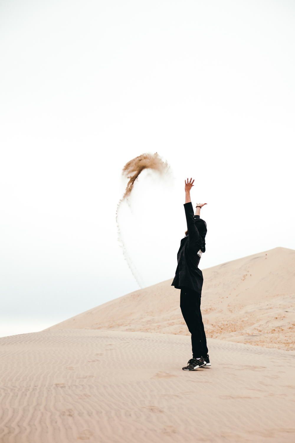 mulher joga areia
