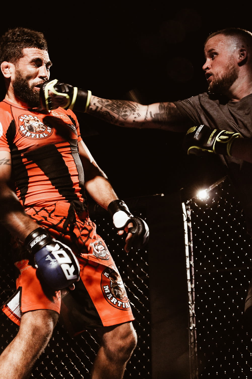 zwei Männer spielen UFC im Ring
