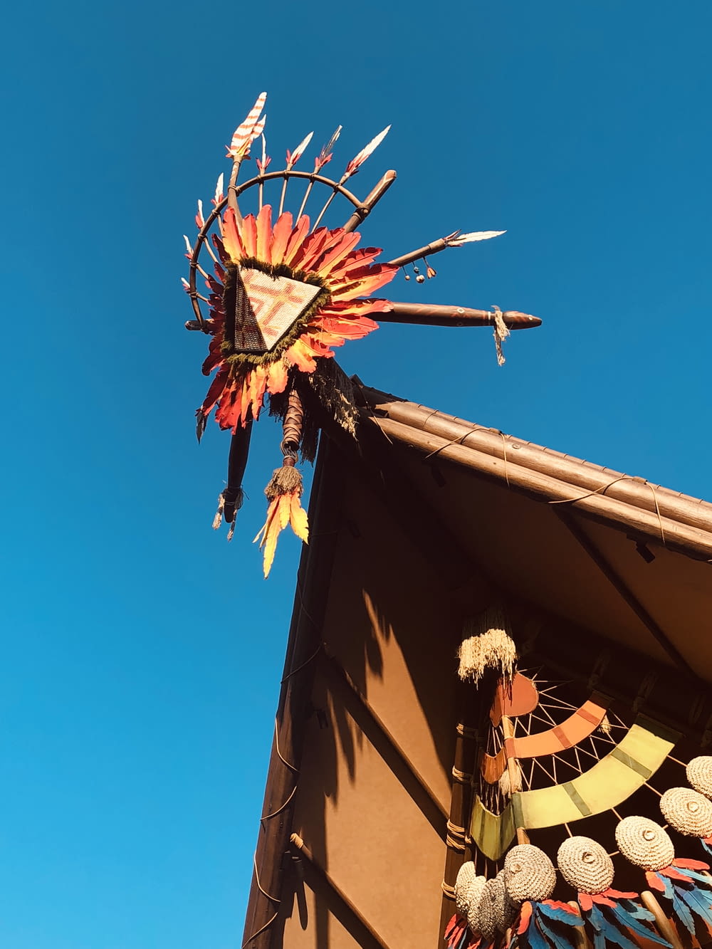 Decoración del techo de la casa de los nativos americanos durante el día