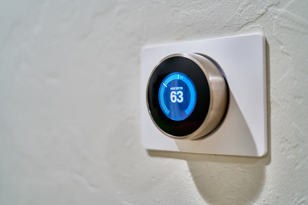 il termostato Nest grigio viene visualizzato a 63