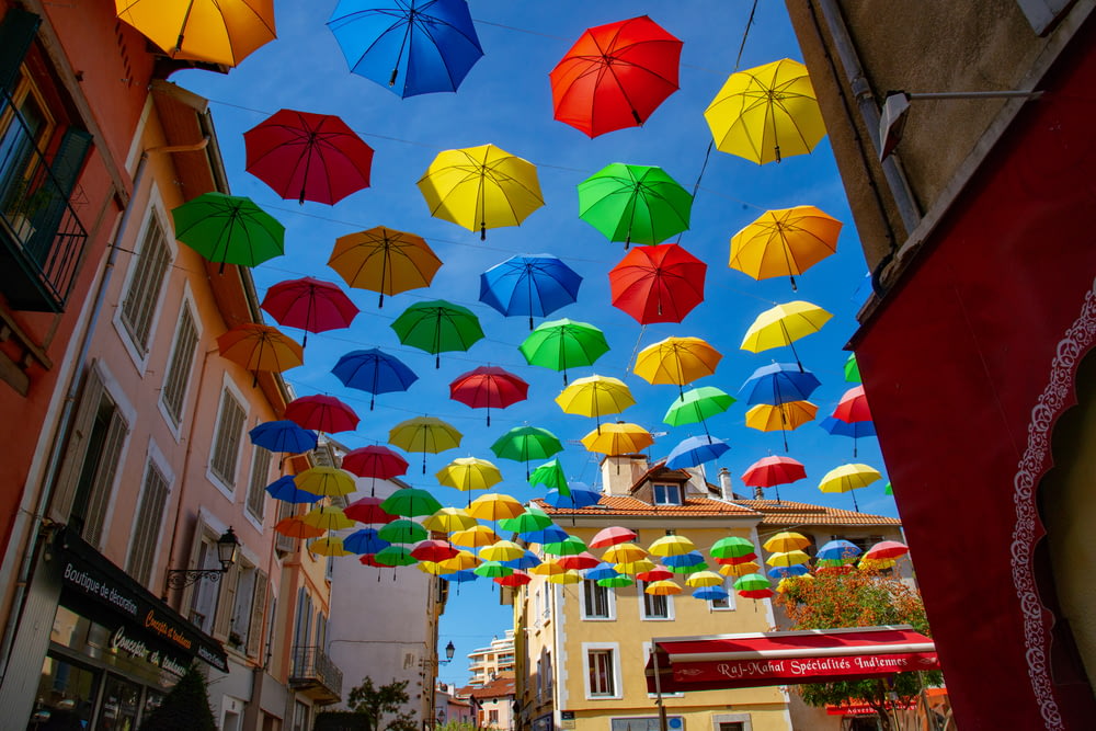 Regenschirme tagsüber aufhängen
