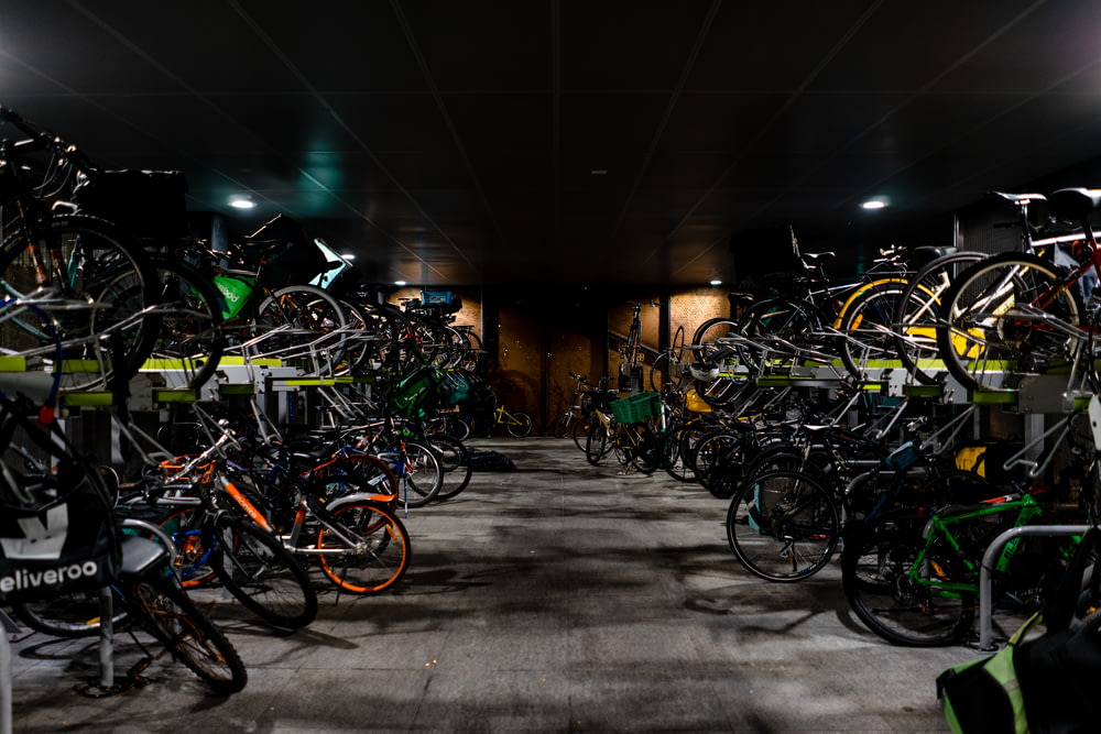 bicicletas de cores variadas