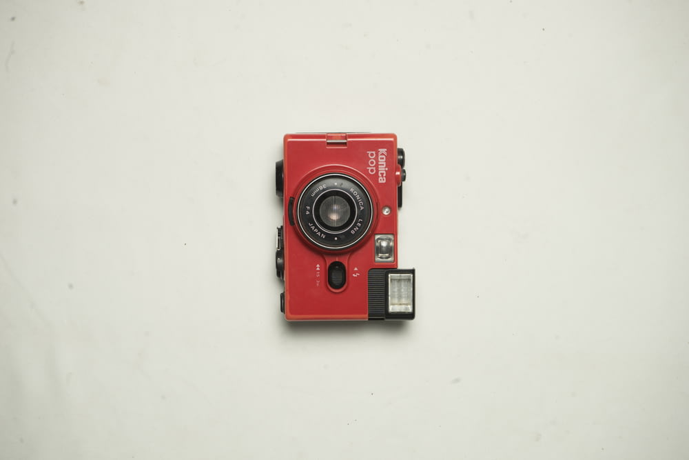 赤と黒のコニカのオートフォーカスカメラ