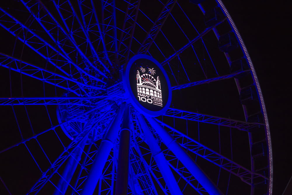 blaues Riesenrad mit eingeschaltetem Licht