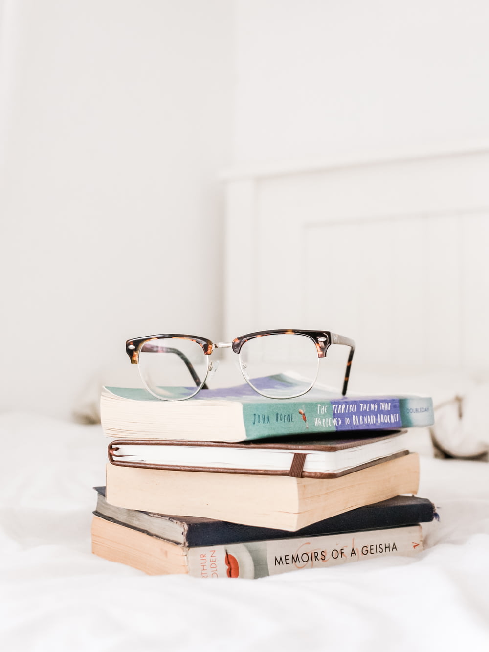 Brille auf abgehefteten Büchern