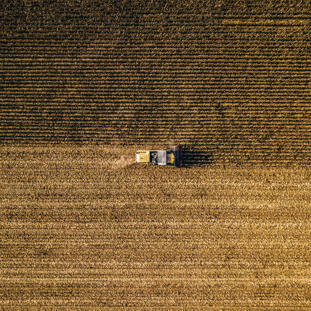 Una vista aérea de una casa de campo en un campo