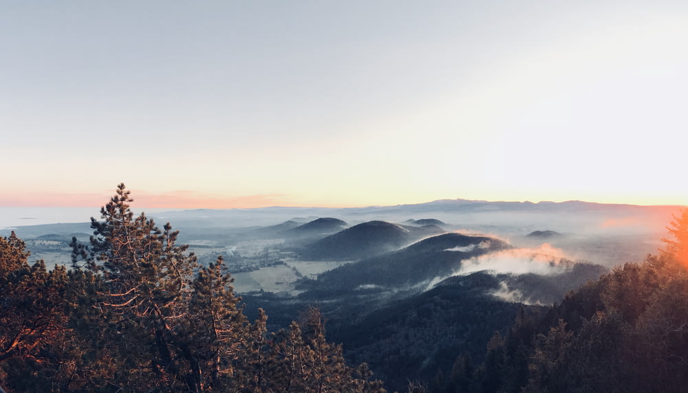 foto di paesaggio di montagne coperte di nebbie