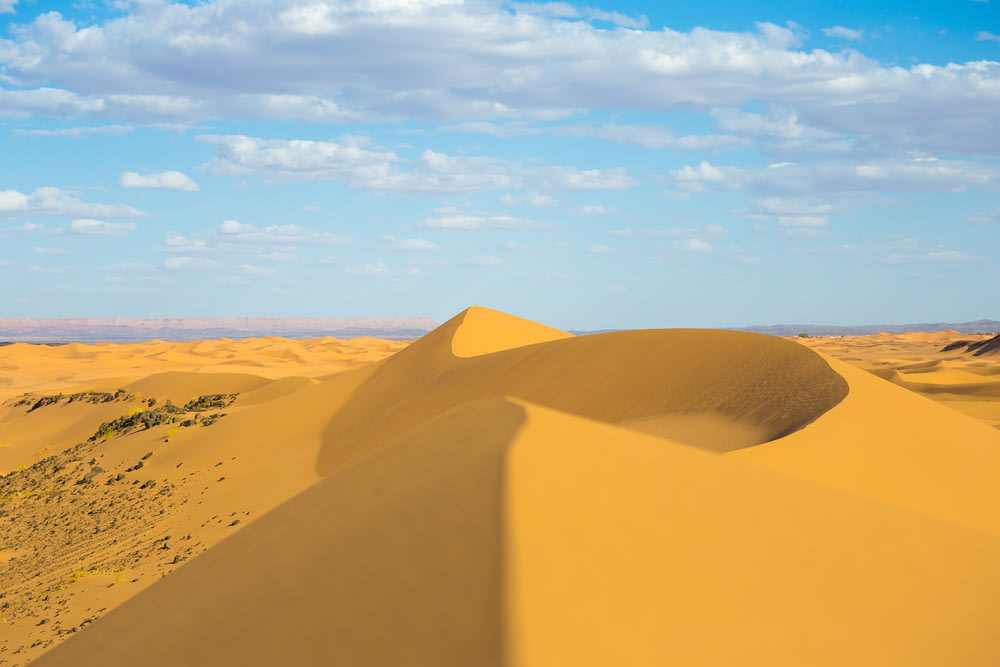 シャツの下の砂漠の砂と青い空
