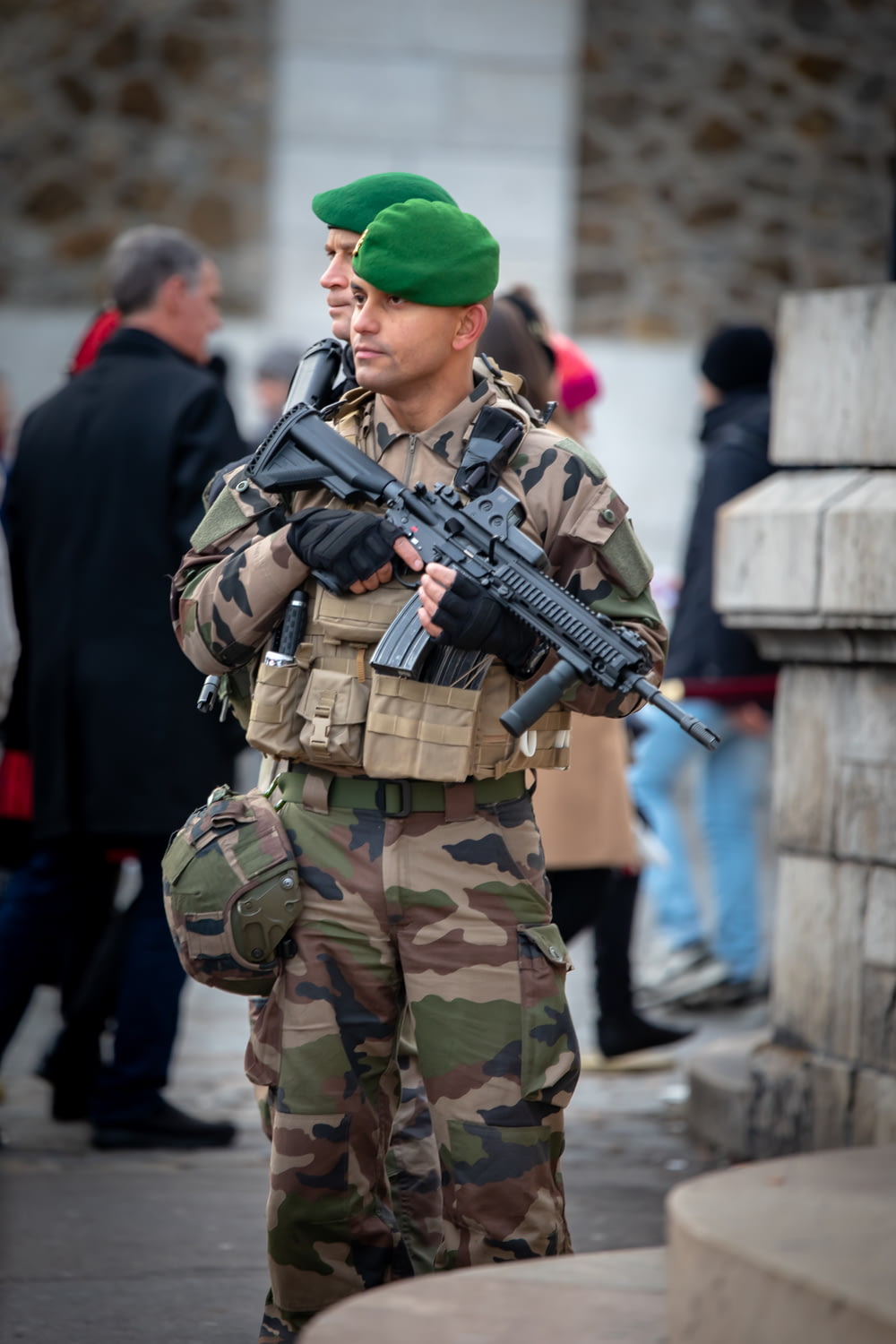 Soldado con rifle monta guardia frente al edificio