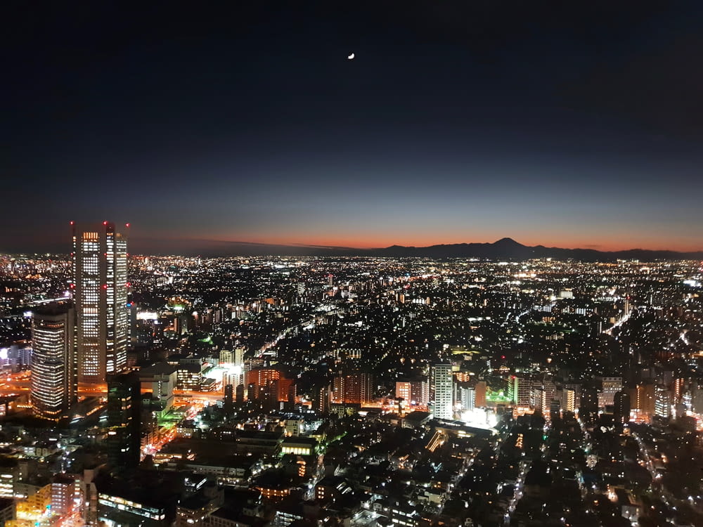 fotografia aerea del paesaggio urbano durante la notte
