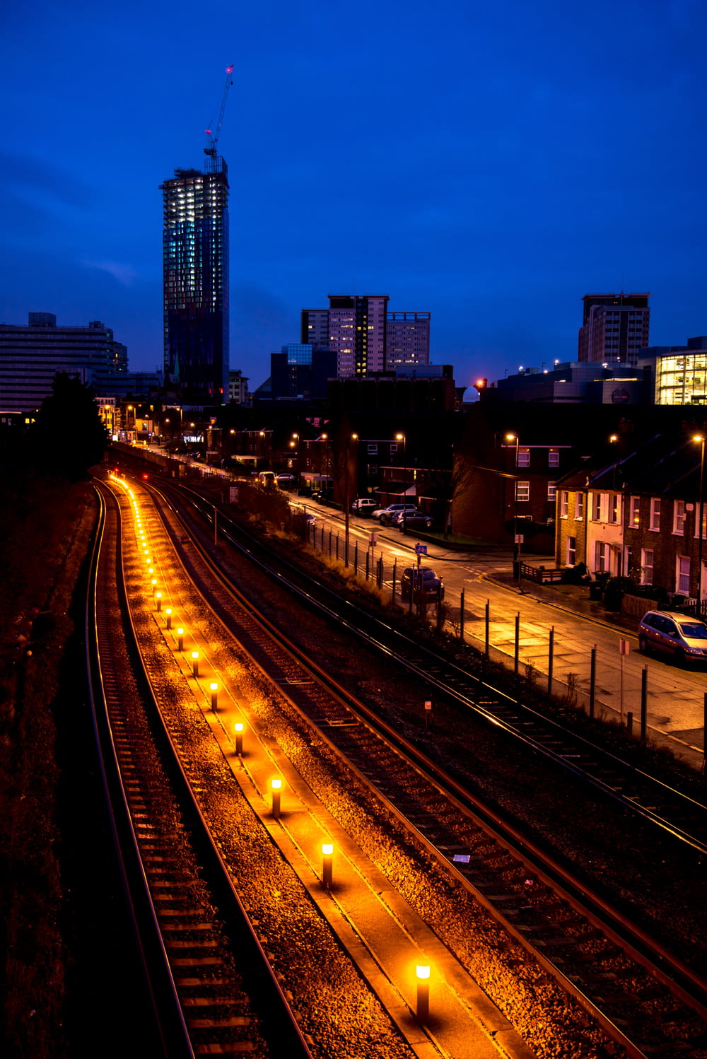 Tren iluminado cerca de edificios