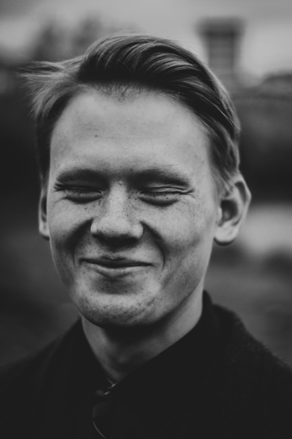 Foto in scala di grigi dell'uomo sorridente