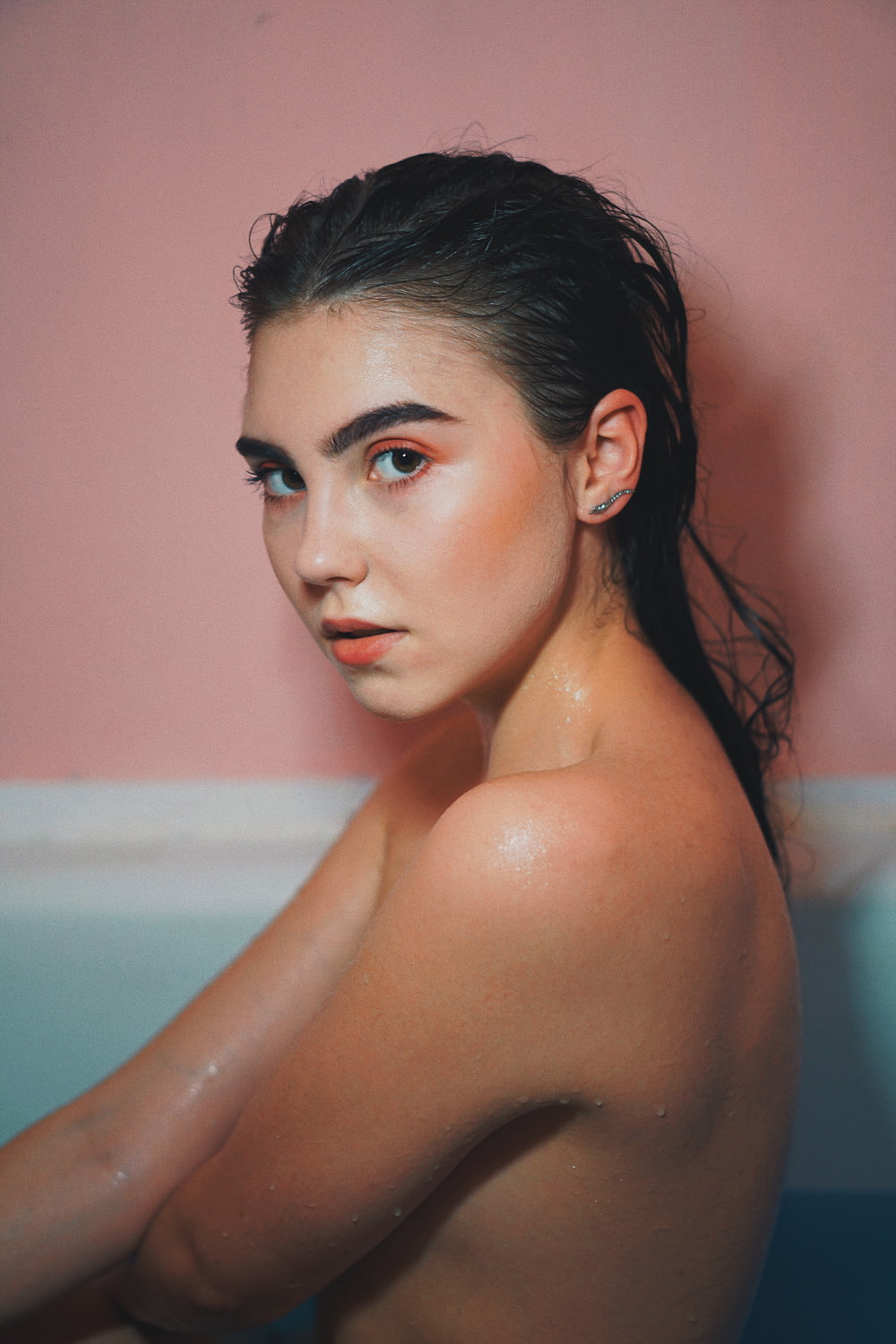 mulher de topless na banheira