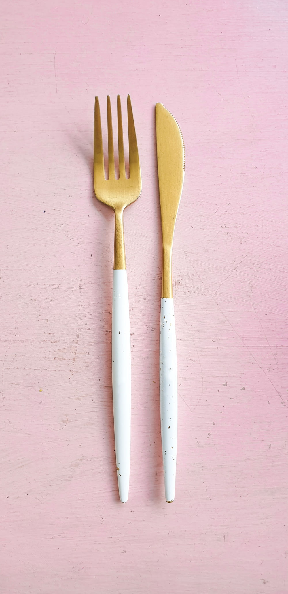 coppia forchetta e coltello da pane in ottone bianco e ottone