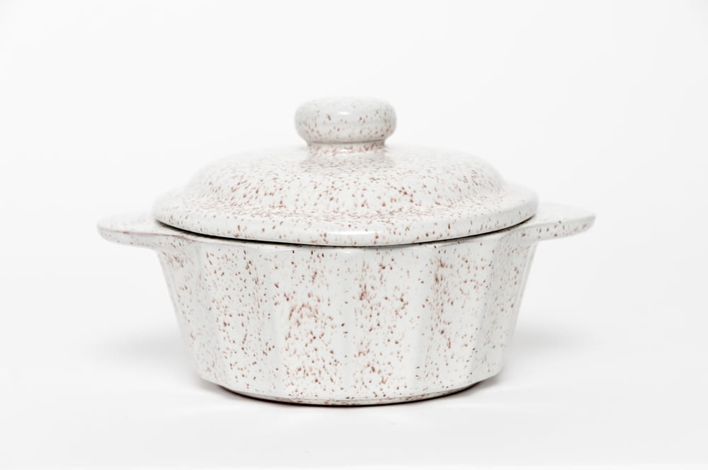 white ceramic cooking pot with lid