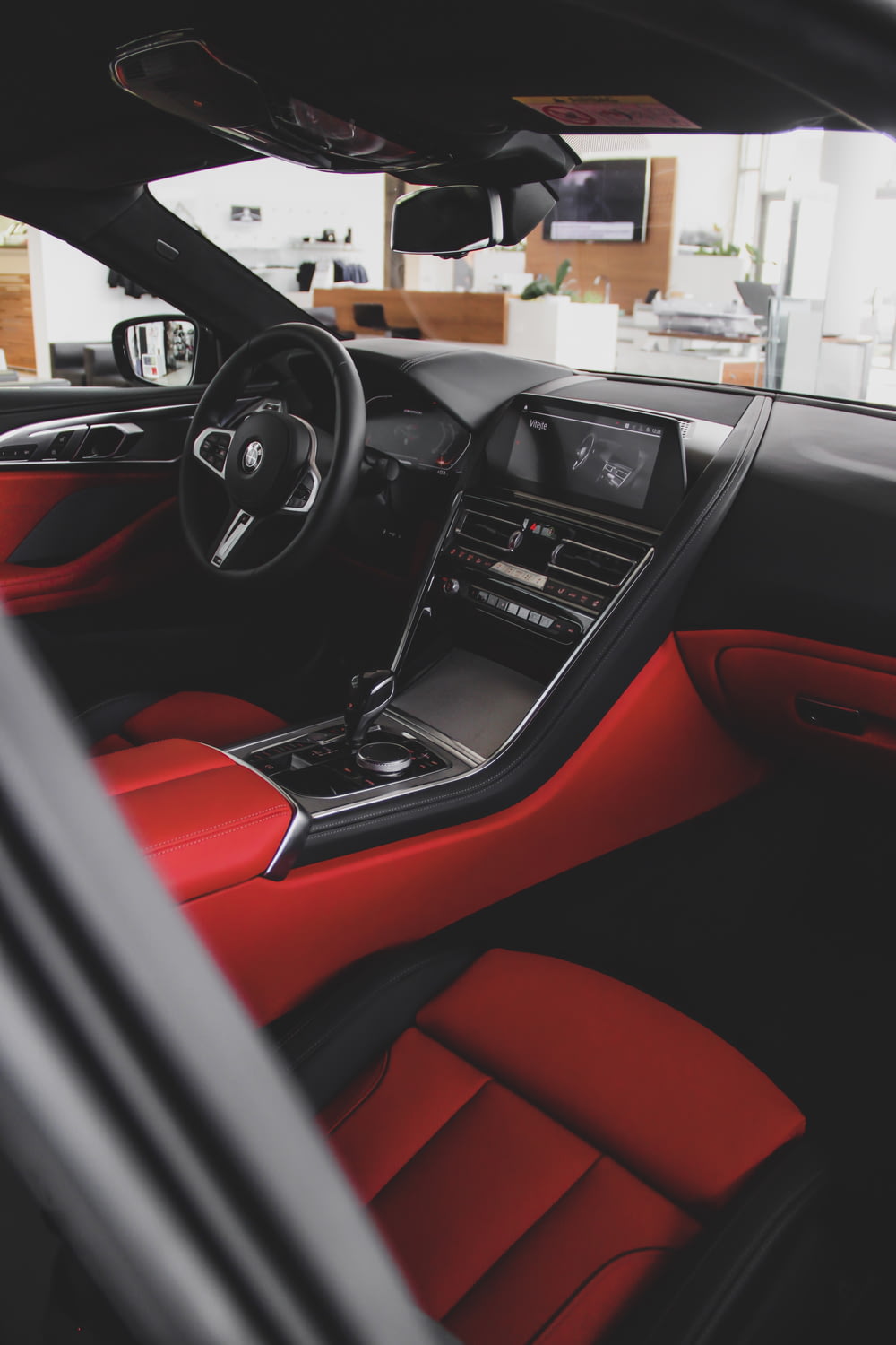 Interior del coche en negro y rojo durante el día