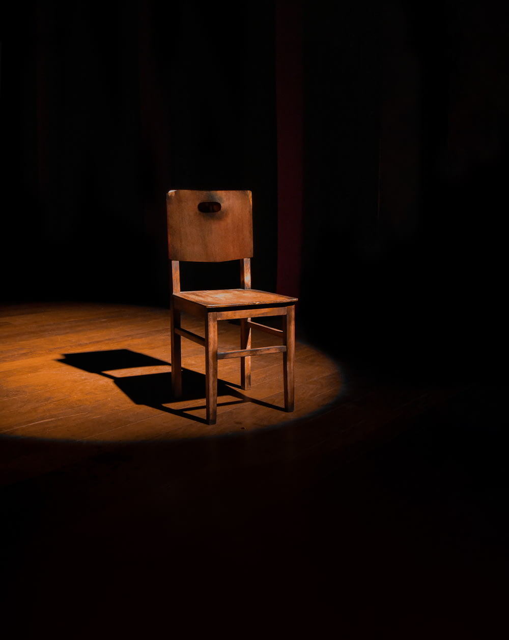 leerer brauner Stuhl ohne Armlehnen aus Holz