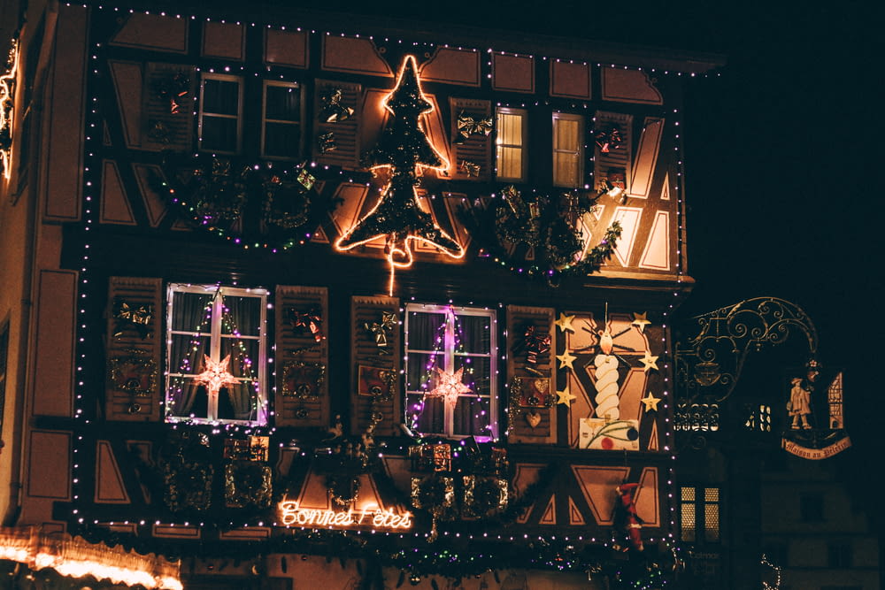 maisons avec sapin de Noël et tweets doux