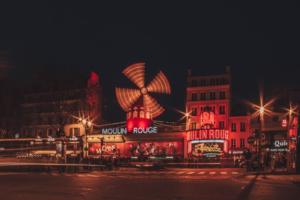 Edificio del Moulin Rouge lungo la strada durante la notte