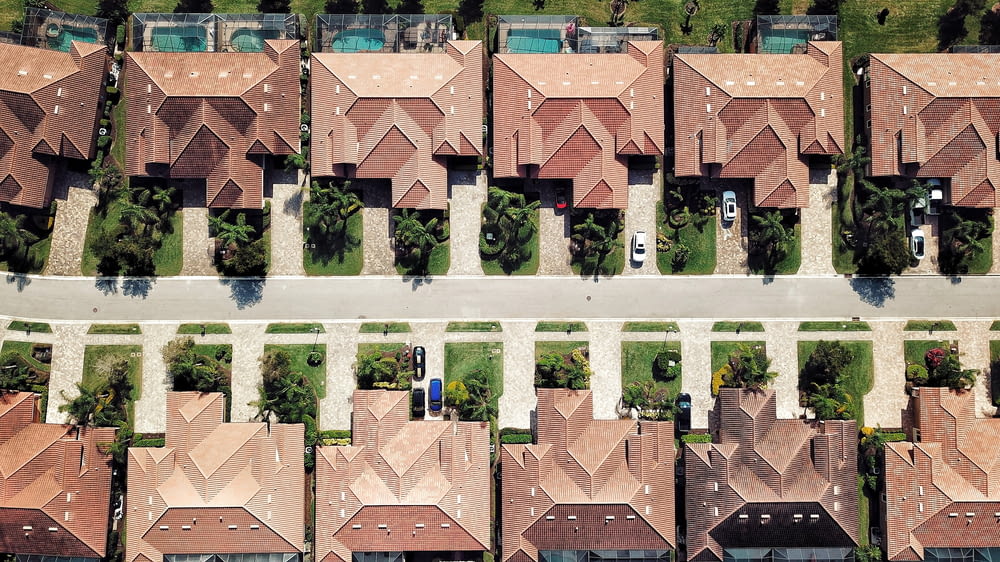 Photographie aérienne de maisons brunes