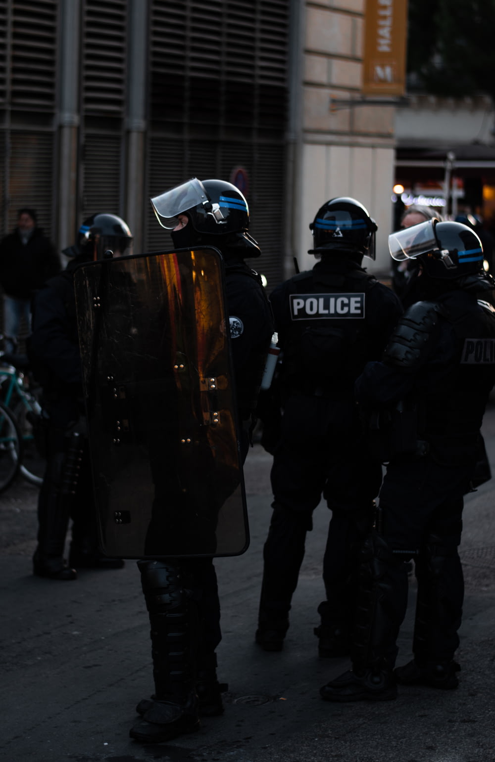 Männer in Polizeiuniformen, die tagsüber vor Gebäuden stehen