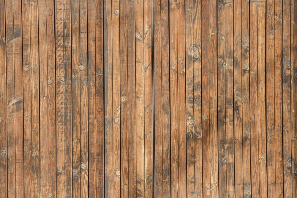 panel de madera marrón