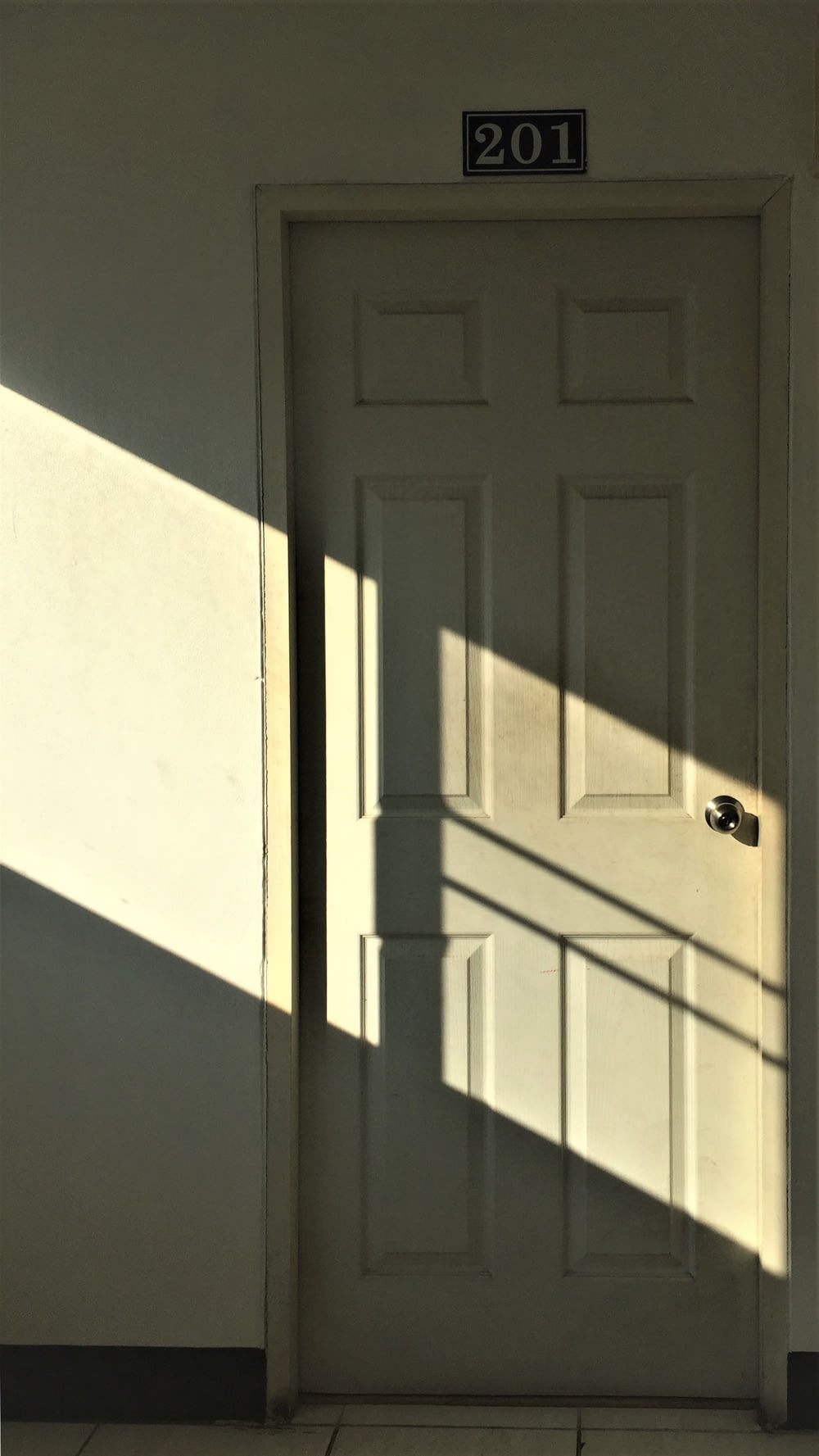 porta branca de madeira de 6 painéis