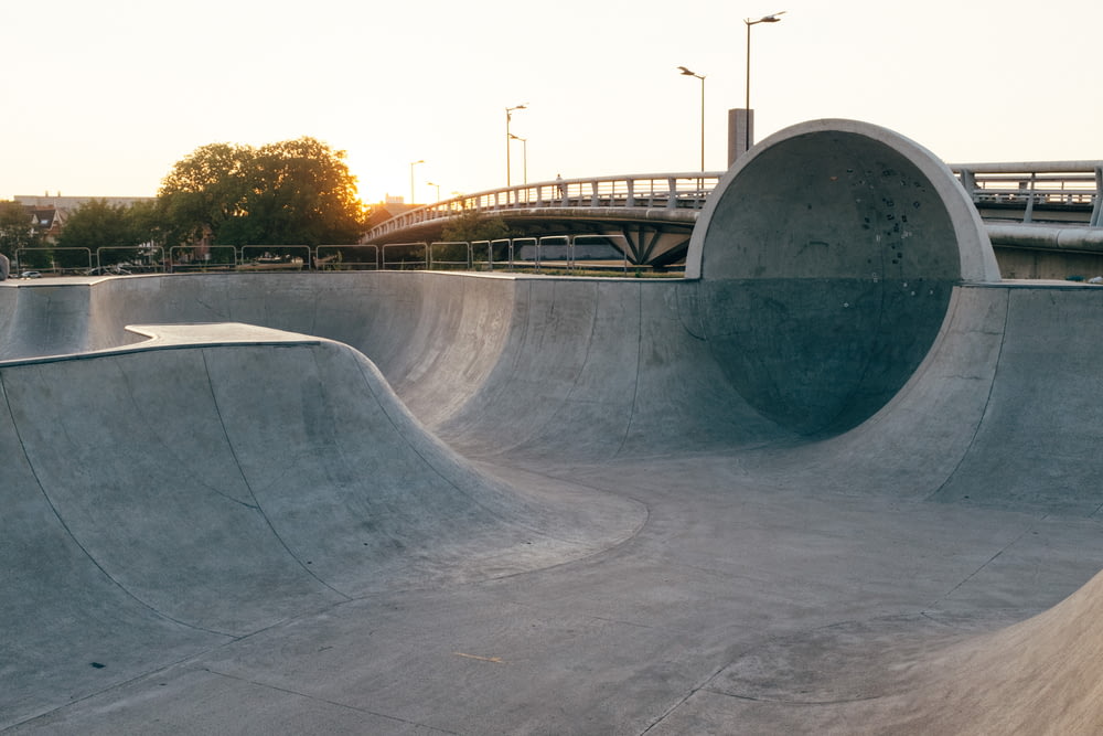 Skatepark en béton gris près du pont