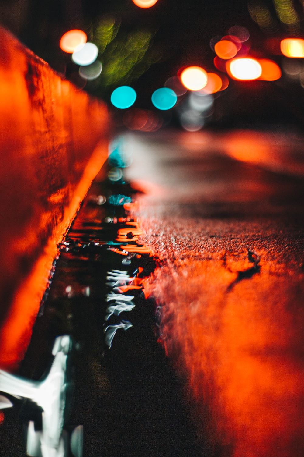 Photographie sélective de l’eau au bord de la route