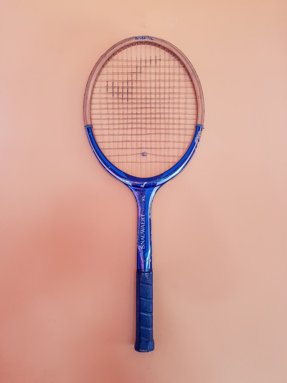 raqueta de tenis azul y marrón