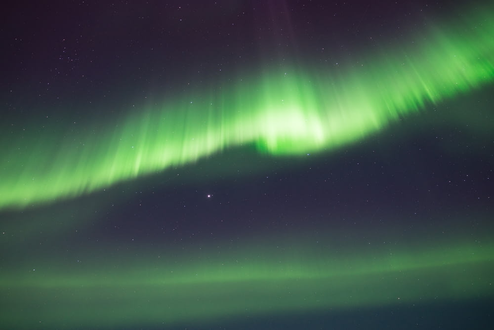 fondo de pantalla verde de la aurora boreal