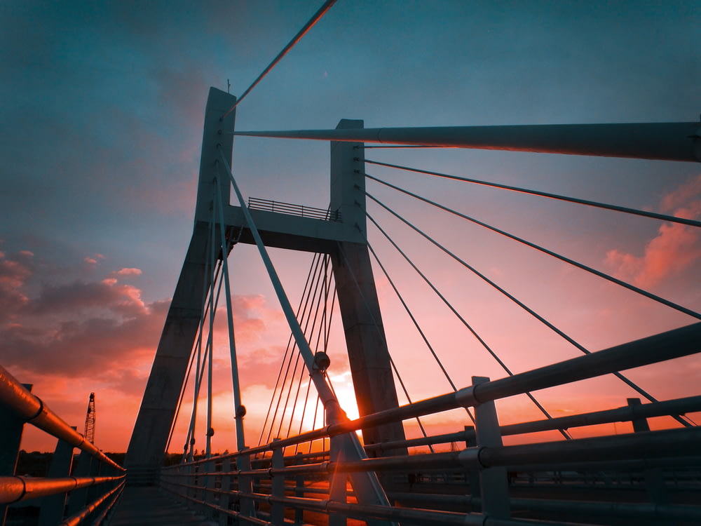 Fotografía de ángulo bajo de un puente atirantado durante la hora dorada