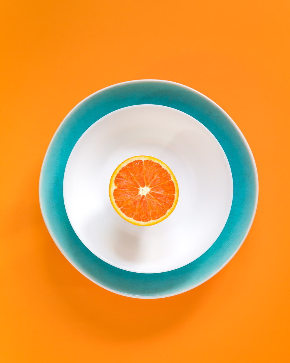 Fruta de naranja en rodajas en un tazón