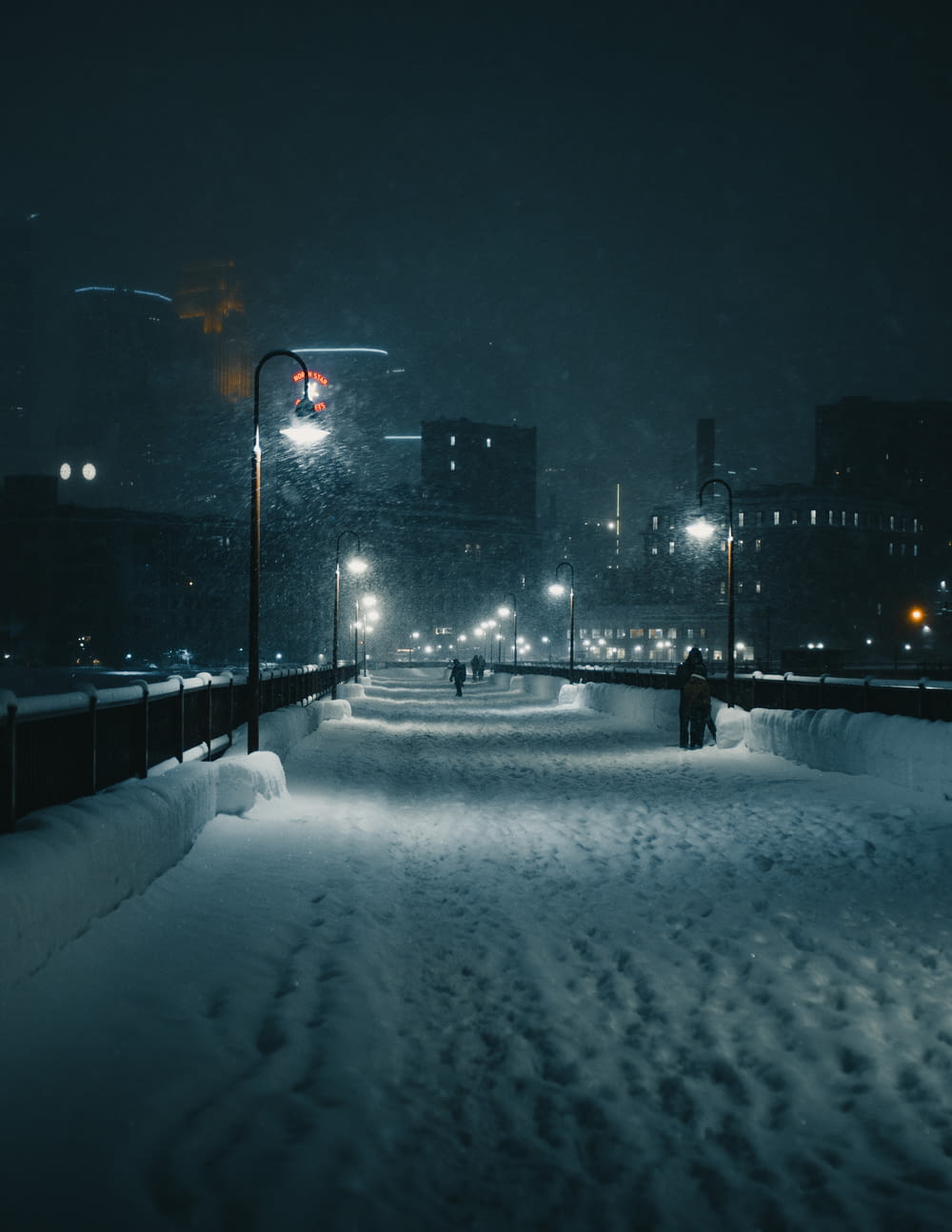 Schneebedeckte Straße in der Nacht