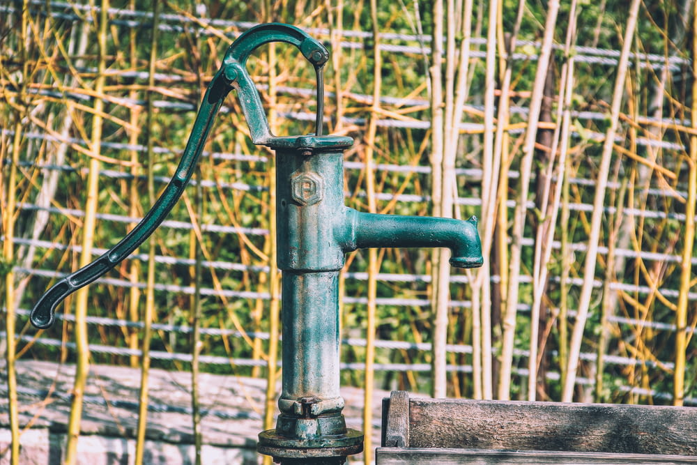 Grüne manuelle Wasserpumpe tagsüber