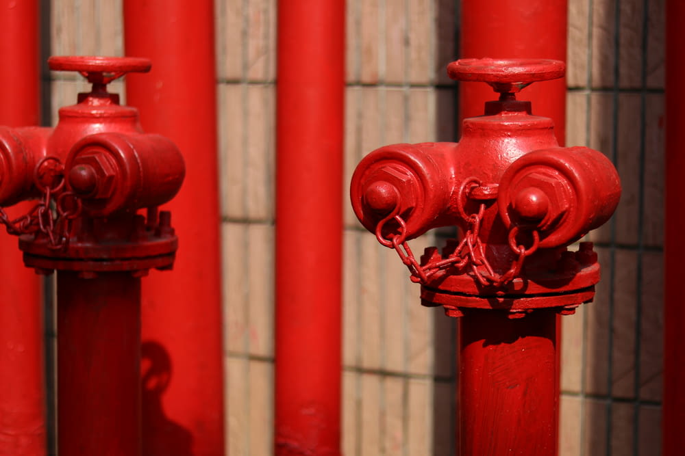 zwei rote Hydranten