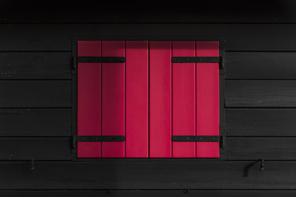 finestra in legno rossa e nera