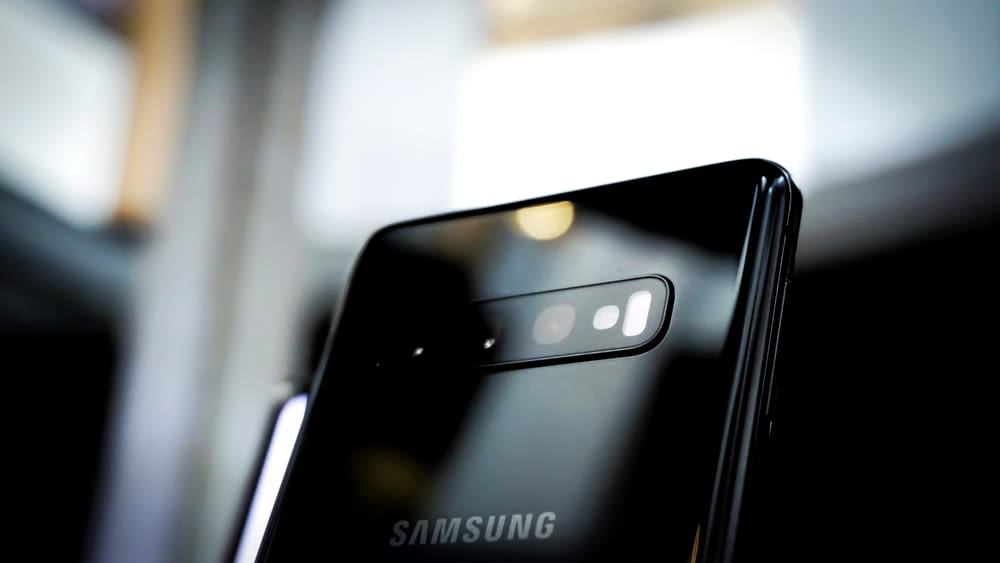 selective focus photography of black Samsung Galaxy smartphone