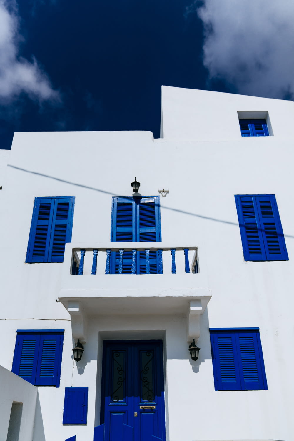 Ventanas y puertas pintadas de azul Edificio de hormigón blanco