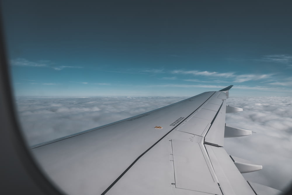 비행기 날개 창 보기