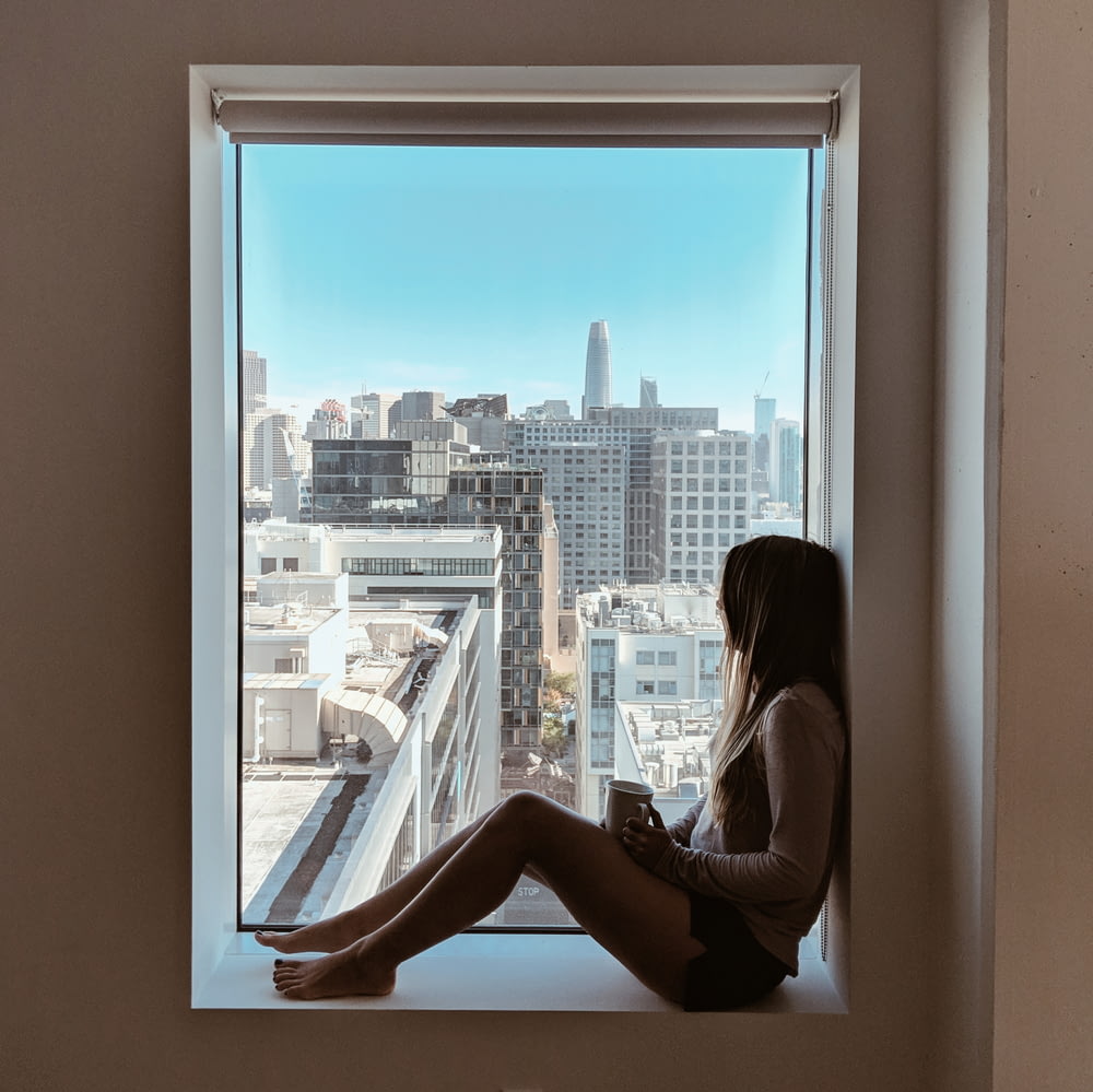 창가에 앉아있는 여자
