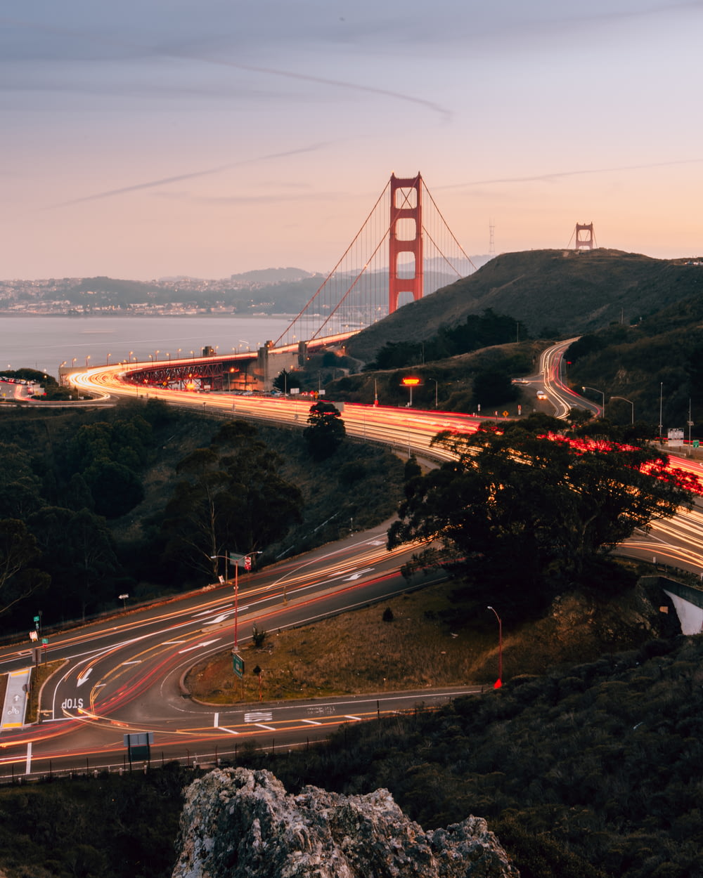 fotografia time-lapse de carros na estrada pela Golden Gate Bridge