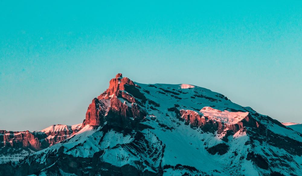 fotografia di paesaggio della montagna bianca e marrone