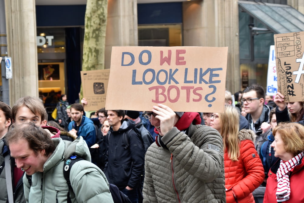 段ボール箱を持っている女性はボットのよう�に見えますか?テキスト