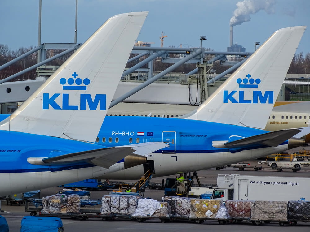 dois aviões da KLM na pista