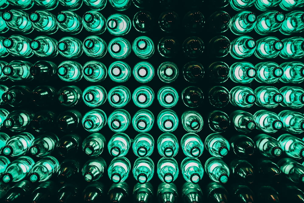 grünes LED-Licht in der Nähe von Flaschen