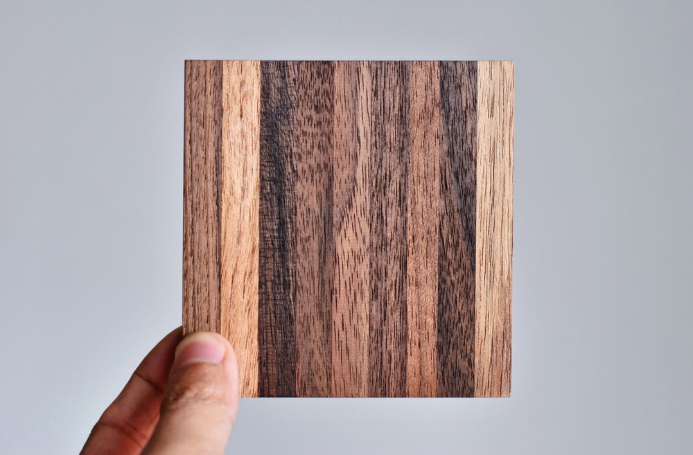 Planche de bois carrée marron