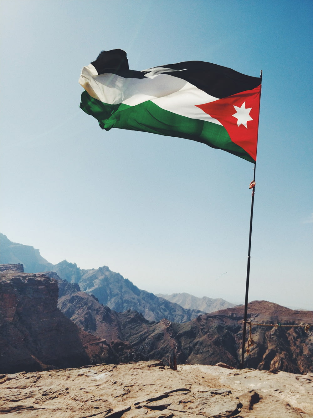 Bandiera della Giordania sulla formazione rocciosa